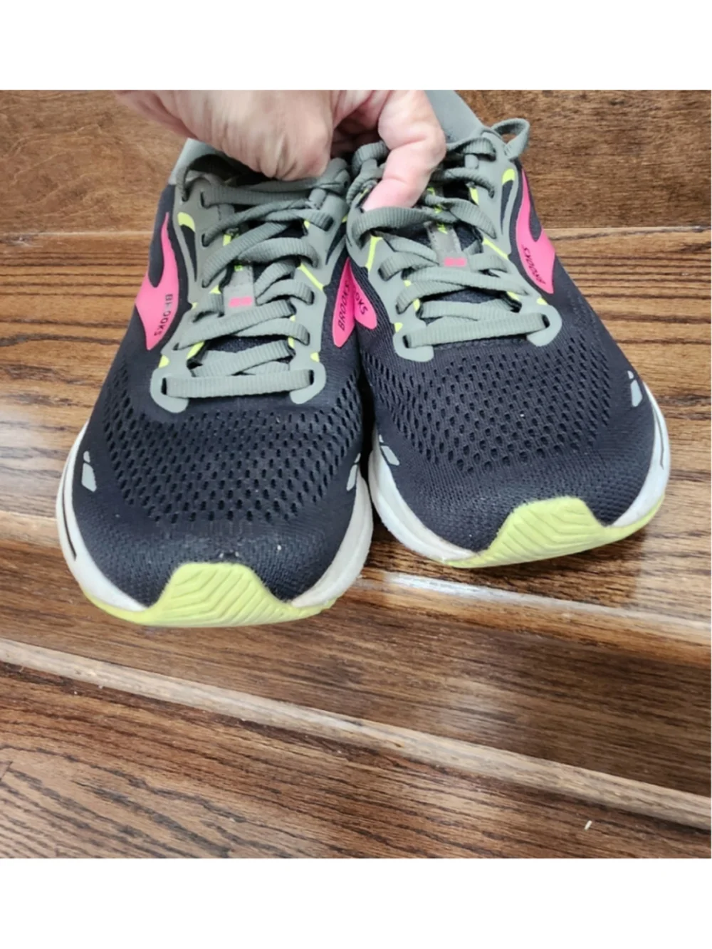 Brooks Adrenaline GTS 23 Sneakers size 8